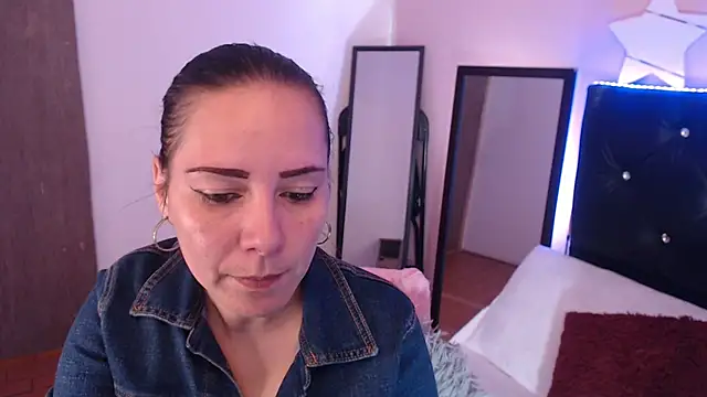 camila delarosa online show from November 2025 07:03:03 PM