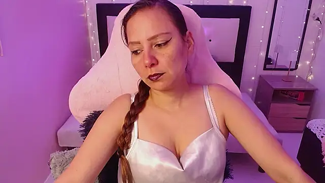 camila delarosa online show from June 2026 12:32:01 PM