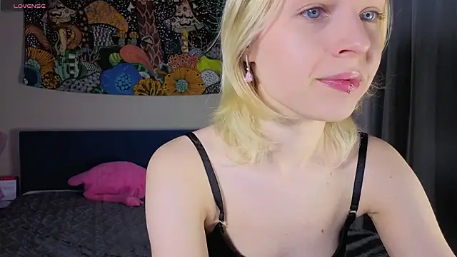 Crayzy Luv online show from March 2026 04:24:02 PM