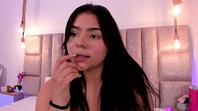 Snapshot of Oriana_Guzman chatting on June 2026 05:12:01 AM Oriana Guzman online show from June 2026 05:12:01 AM