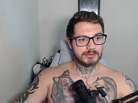 Snapshot of clark_r chatting on May 2026 11:32:01 PM clark r online show from May 2026 11:32:01 PM