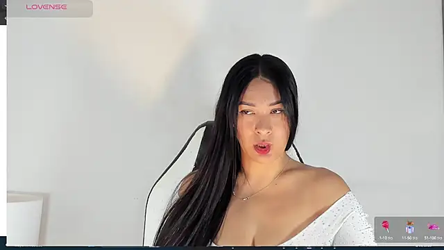 Snapshot of bella_hadid1_ chatting on March 2025 05:58:02 PM bella hadid1  online show from March 2025 05:58:02 PM
