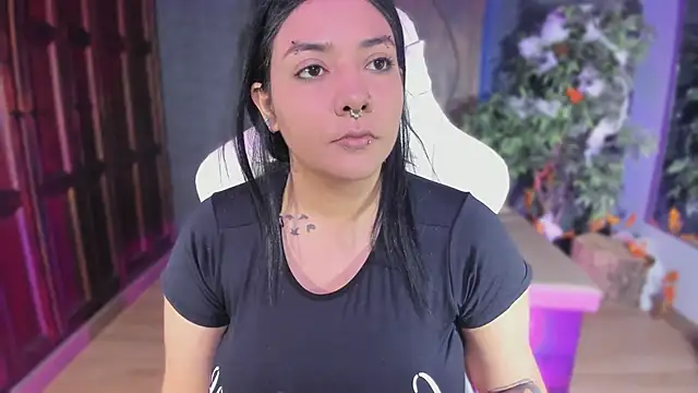 Snapshot of Evelynn chatting on October 2025 11:00:02 AM Evelynn online show from October 2025 11:00:02 AM