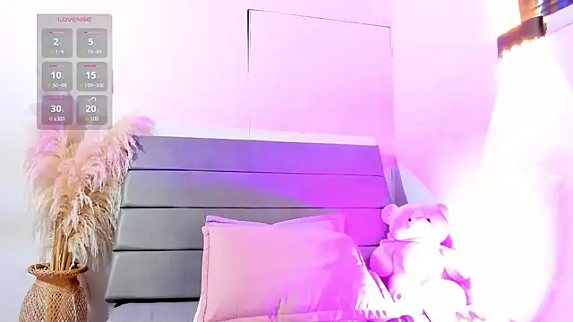 Julieta Coopeer  online show from April 2026 10:47:02 AM