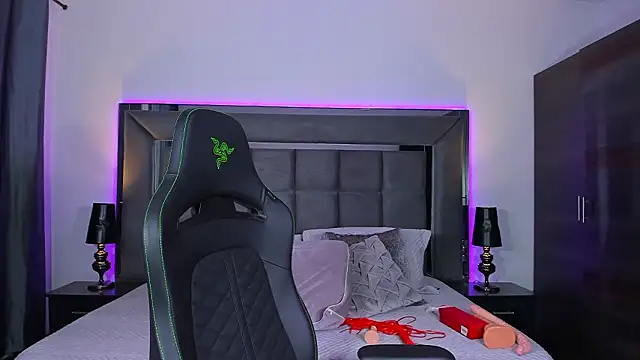 Emmilysantibanez online show from February 2026 02:46:01 PM