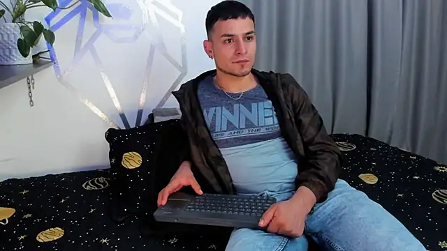 Snapshot of Aron-santoro chatting on December 2024 03:24:01 AM Aron-santoro online show from December 2024 03:24:01 AM