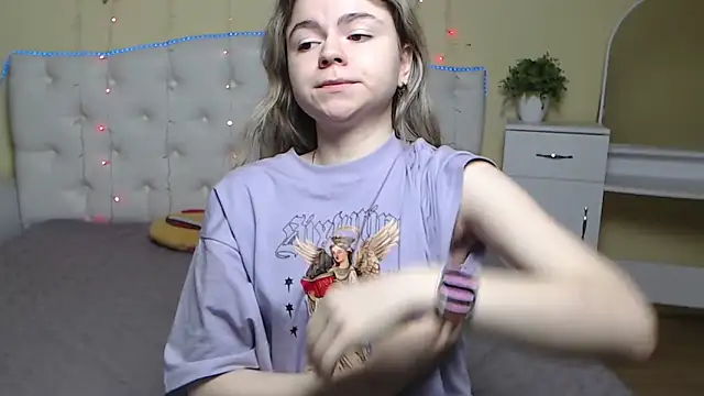 TinaRedly online show from March 2025 12:47:02 AM