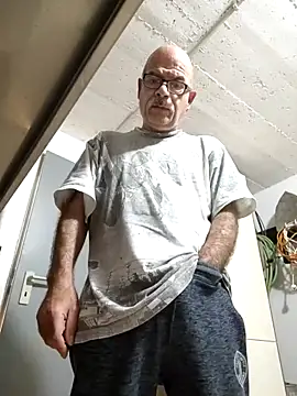 bottomhairy online show from November 2025 04:00:01 AM