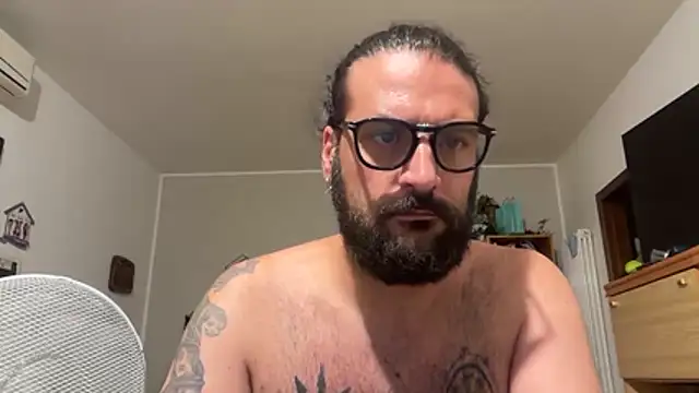 Snapshot of beardo85 chatting on July 2026 07:16:02 PM beardo85 online show from July 2026 07:16:02 PM