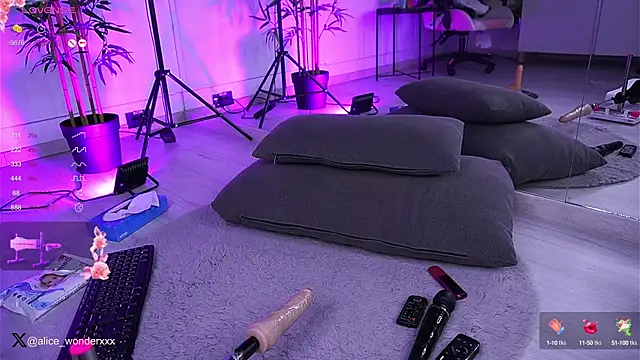 Snapshot of VanessaSimon chatting on January 2025 09:24:01 AM VanessaSimon online show from January 2025 09:24:01 AM