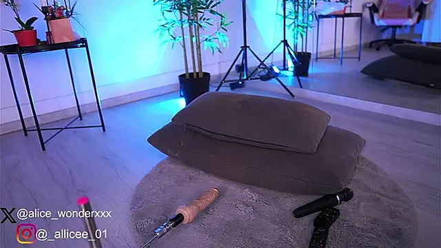 Snapshot of VanessaSimon chatting on March 2025 10:11:02 AM VanessaSimon online show from March 2025 10:11:02 AM