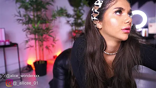 Snapshot of VanessaSimon chatting on March 2025 06:07:02 AM VanessaSimon online show from March 2025 06:07:02 AM