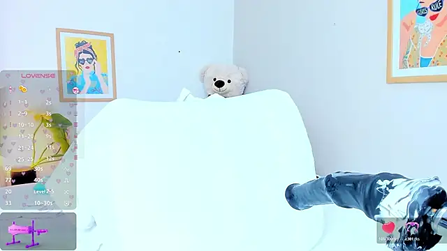 jasminnee  online show from April 2026 01:39:02 PM