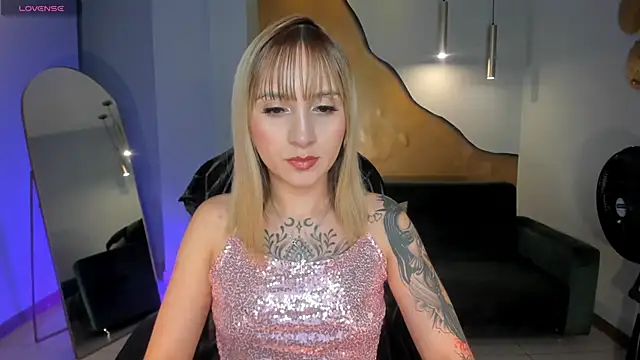 Snapshot of MollySundersX chatting on May 2026 08:27:01 PM MollySundersX online show from May 2026 08:27:01 PM