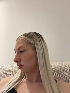 LuisaBecker online show from March 2025 05:18:02 PM