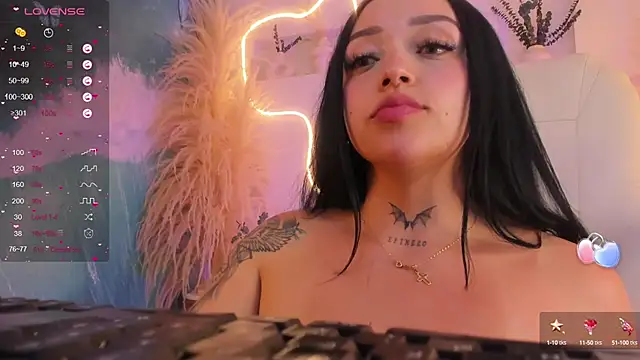 Snapshot of ViolettaHotLatin_ chatting on February 2025 11:41:02 AM ViolettaHotLatin online show from February 2025 11:41:02 AM