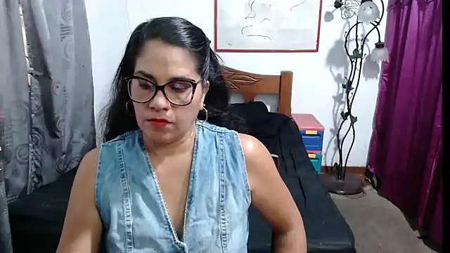 Mistresskloe01 online show from March 2025 12:44:02 PM