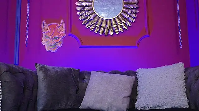 Julieta Russell online show from December 2025 12:32:01 PM