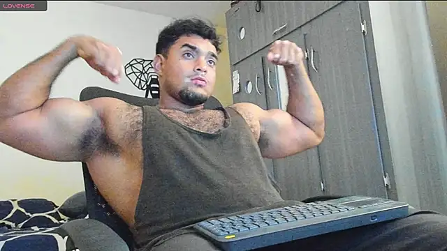 Big furry bear13 online show from December 2024 07:36:01 PM