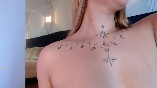 Snapshot of MollyCruz chatting on September 2025 10:41:01 AM MollyCruz online show from September 2025 10:41:01 AM