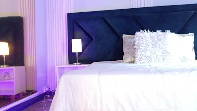 Snapshot of MollyCruz chatting on October 2025 03:25:01 PM MollyCruz online show from October 2025 03:25:01 PM