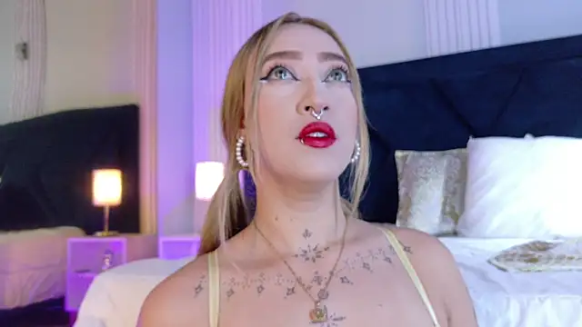 Snapshot of MollyCruz chatting on November 2025 11:25:02 AM MollyCruz online show from November 2025 11:25:02 AM