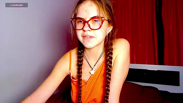 Snapshot of Sarah_HS chatting on December 2024 03:44:02 PM Sarah HS online show from December 2024 03:44:02 PM