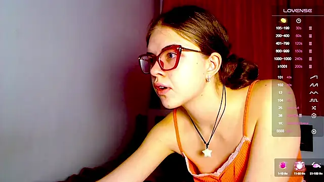 Snapshot of Sarah_HS chatting on December 2024 12:27:02 PM Sarah HS online show from December 2024 12:27:02 PM