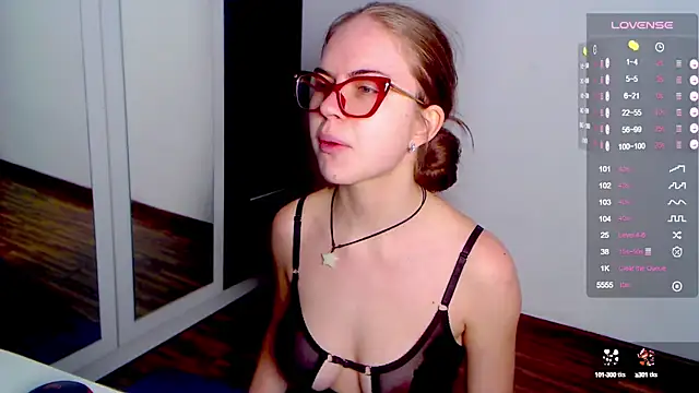 Snapshot of Sarah_HS chatting on February 2025 02:04:01 PM Sarah HS online show from February 2025 02:04:01 PM