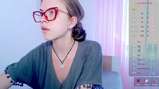 Snapshot of Sarah_HS chatting on September 2025 10:48:02 AM Sarah HS online show from September 2025 10:48:02 AM