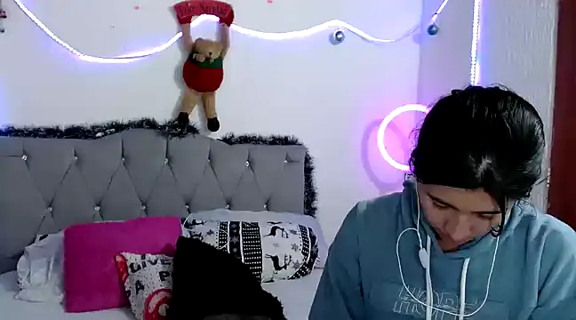 Snapshot of Yeimy_sweetf chatting on December 2024 10:51:02 PM Yeimy sweetf online show from December 2024 10:51:02 PM