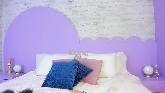 Giaa Ross online show from November 2025 07:35:01 PM