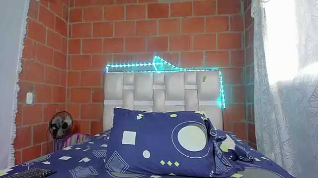 Elettrahot  online show from November 2025 11:45:01 AM