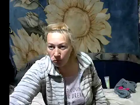 wLESLYMOSw online show from April 2026 07:05:02 PM