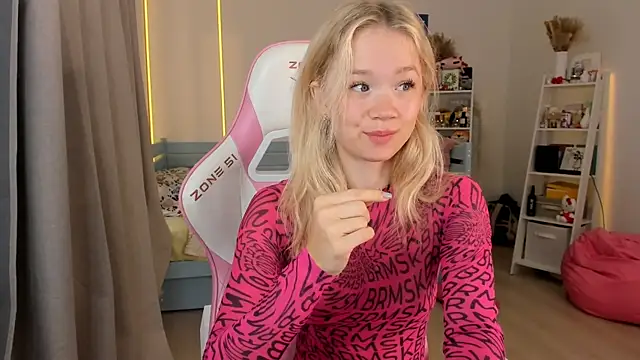 Lily Young online show from October 2025 04:54:01 AM