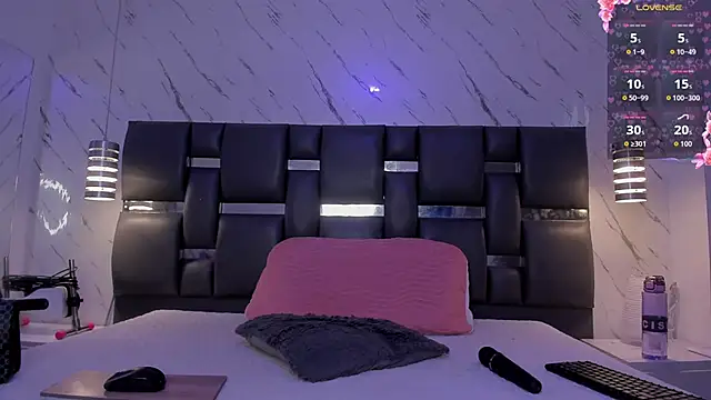 PittAndLunaa online show from April 2026 12:42:01 PM