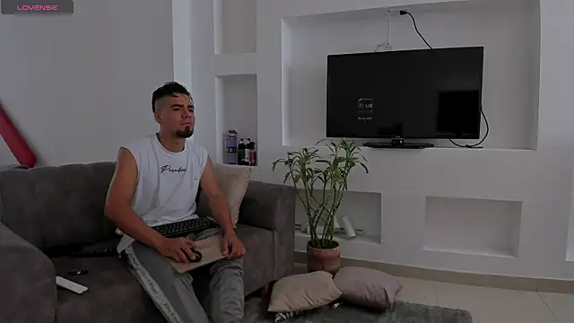 PittAndLunaa online show from April 2026 12:43:01 PM