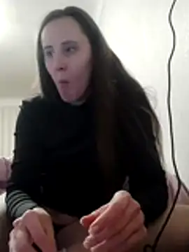 emeli moon online show from December 2025 08:13:01 PM