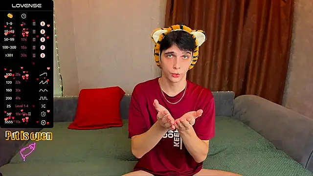 Aaron Boom online show from December 2025 12:20:02 AM