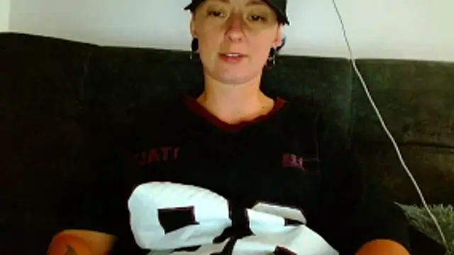 tomboyblue online show from April 2026 09:06:01 PM