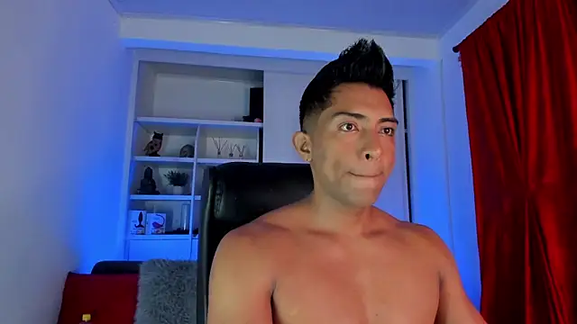Snapshot of Couple_muscle1 chatting on December 2024 01:43:01 PM Couple muscle1 online show from December 2024 01:43:01 PM