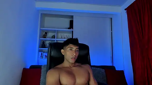 Snapshot of Couple_muscle1 chatting on December 2024 04:50:01 PM Couple muscle1 online show from December 2024 04:50:01 PM