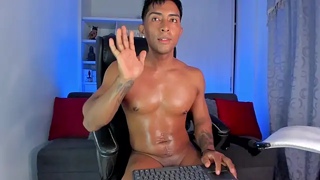 Snapshot of Couple_muscle1 chatting on December 2024 01:17:01 PM Couple muscle1 online show from December 2024 01:17:01 PM
