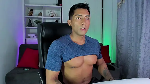 Snapshot of Couple_muscle1 chatting on December 2024 11:39:02 PM Couple muscle1 online show from December 2024 11:39:02 PM