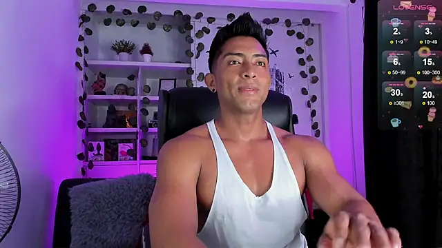 Snapshot of Couple_muscle1 chatting on December 2024 10:20:01 PM Couple muscle1 online show from December 2024 10:20:01 PM