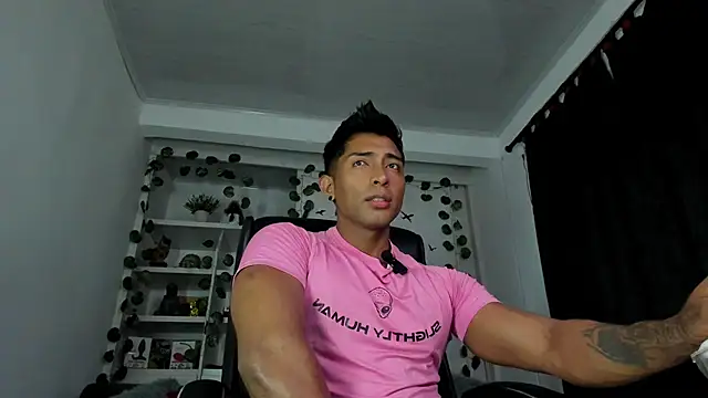 Snapshot of Couple_muscle1 chatting on January 2025 11:12:01 PM Couple muscle1 online show from January 2025 11:12:01 PM