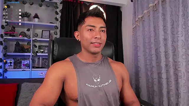 Snapshot of Couple_muscle1 chatting on February 2025 01:53:02 PM Couple muscle1 online show from February 2025 01:53:02 PM