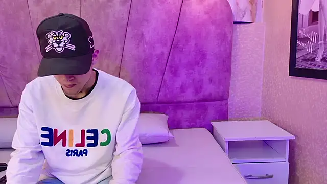 kendalltaylorr online show from October 2025 12:15:01 PM