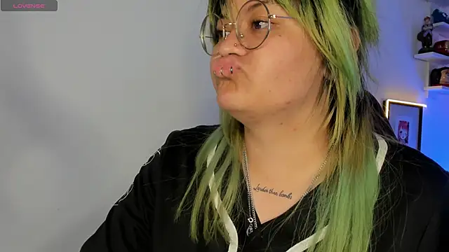 lucky-leah online show from November 2025 05:17:01 AM