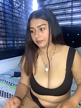 Snapshot of Kittyy_Hott_ chatting on February 2025 05:40:01 PM Kittyy Hott online show from February 2025 05:40:01 PM